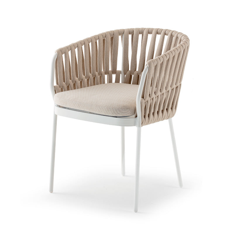 Die stapelbare Outdoor Gina Armchair“ vereint modernes Design, hohen Sitzkomfort für Hotels und Gastronomie Betriebe